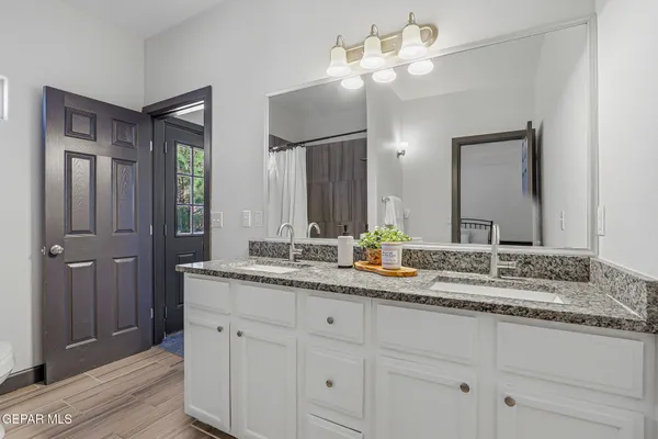 a view of a livingroom with furniture and a ceiling fan