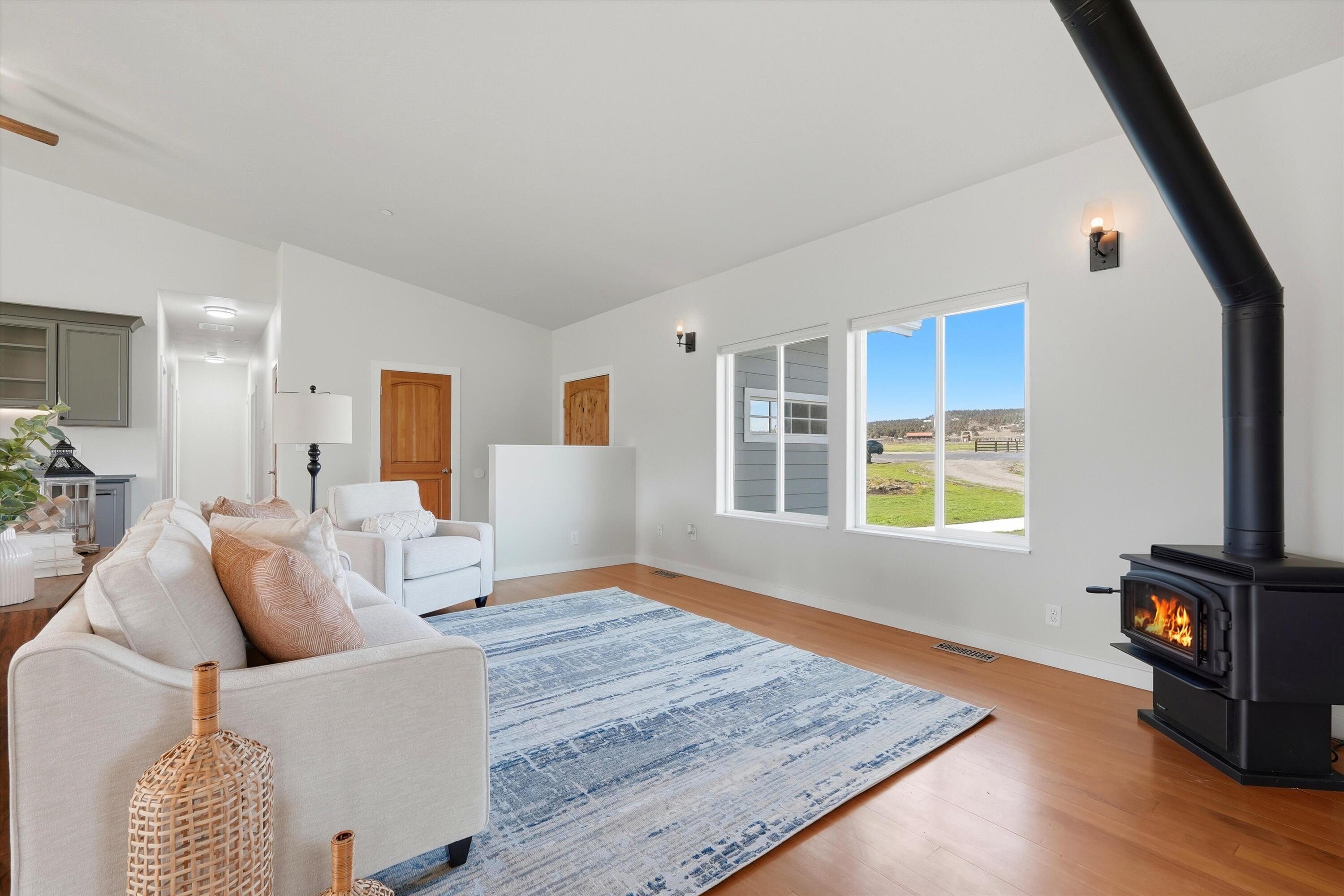 8905 Northwest Elizabeth Way Prineville, OR 97754 - Photo 8 of 45 Living Room