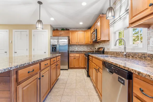 $825,000 | 2 Renaissance Circle, Salem, NH 03079