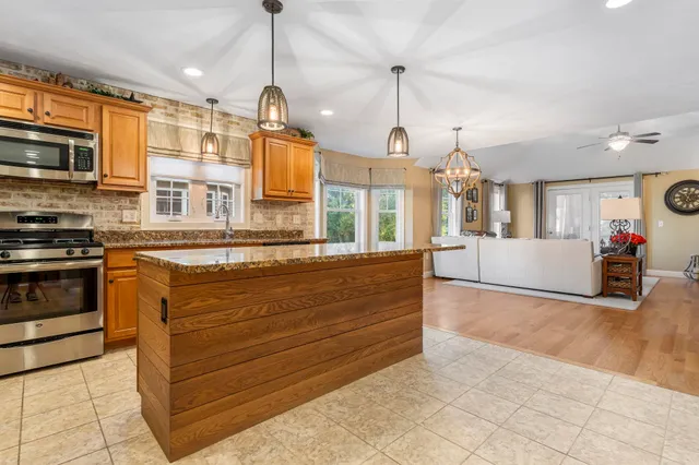 $825,000 | 2 Renaissance Circle, Salem, NH 03079