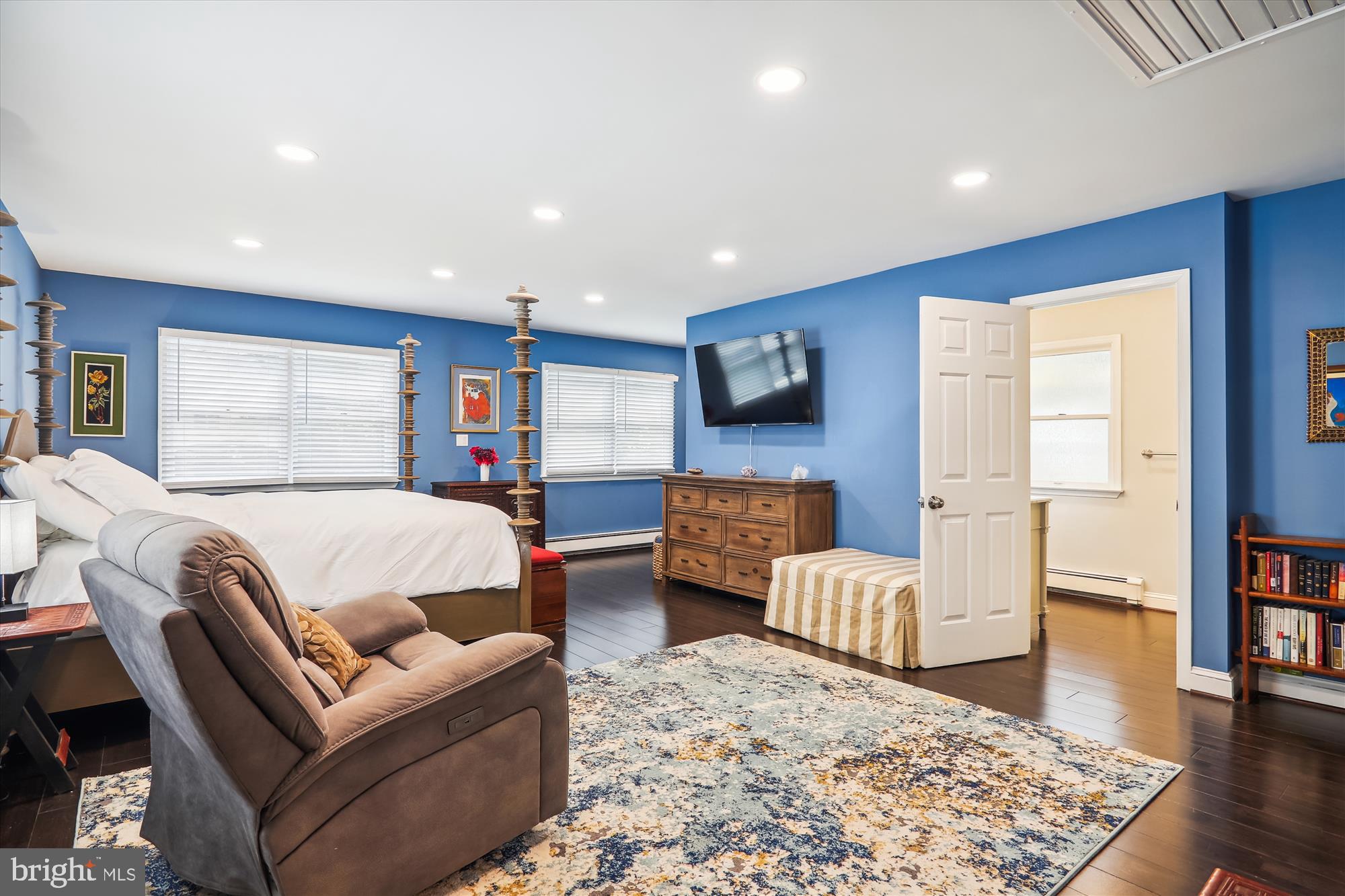 9805 Five Oaks Road Fairfax, VA 22031 - Photo 26 of 70 a living room with furniture and a flat screen tv