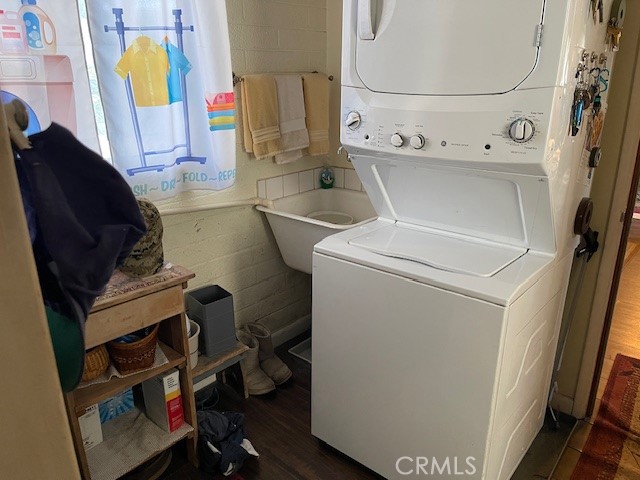 13127 East Ave W 11 Pearblossom, CA 93553 - Photo 12 of 23 a utility room with dryer and washer