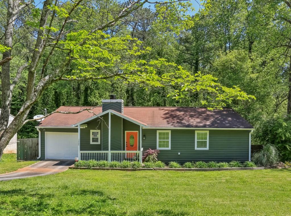 a view of a house with a yard