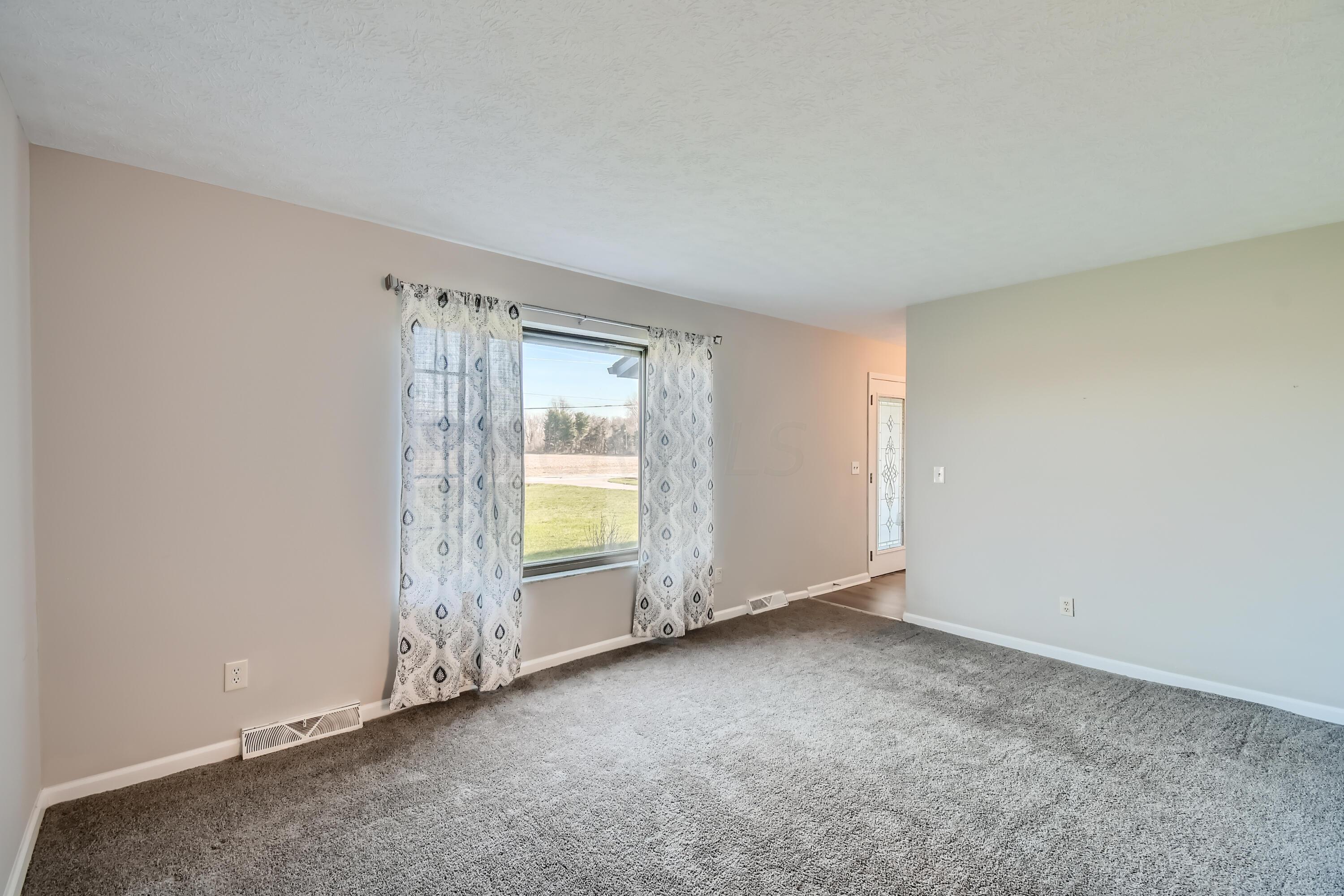 35 Busey Road Canal Winchester, OH 43110 - Photo 13 of 26 07 Living Room
