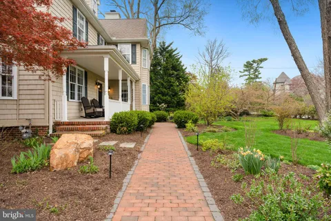 a view of a pathway with a house