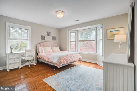 a view of house with a yard