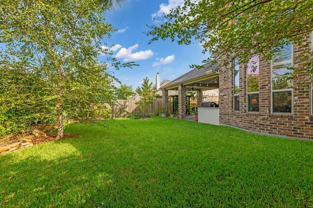 a view of yard with green space