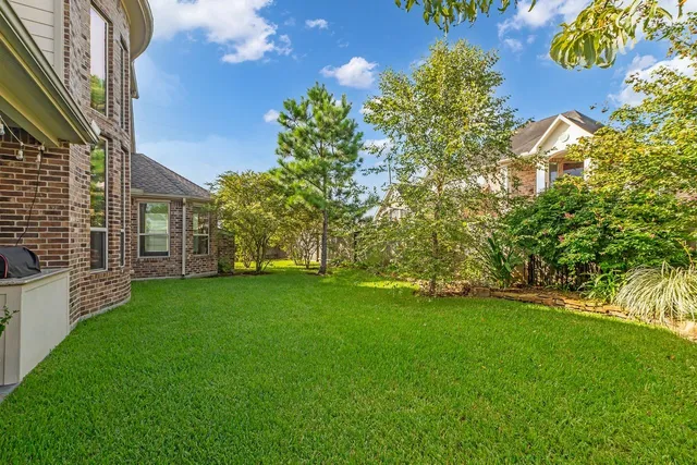 a view of a house with backyard and garden