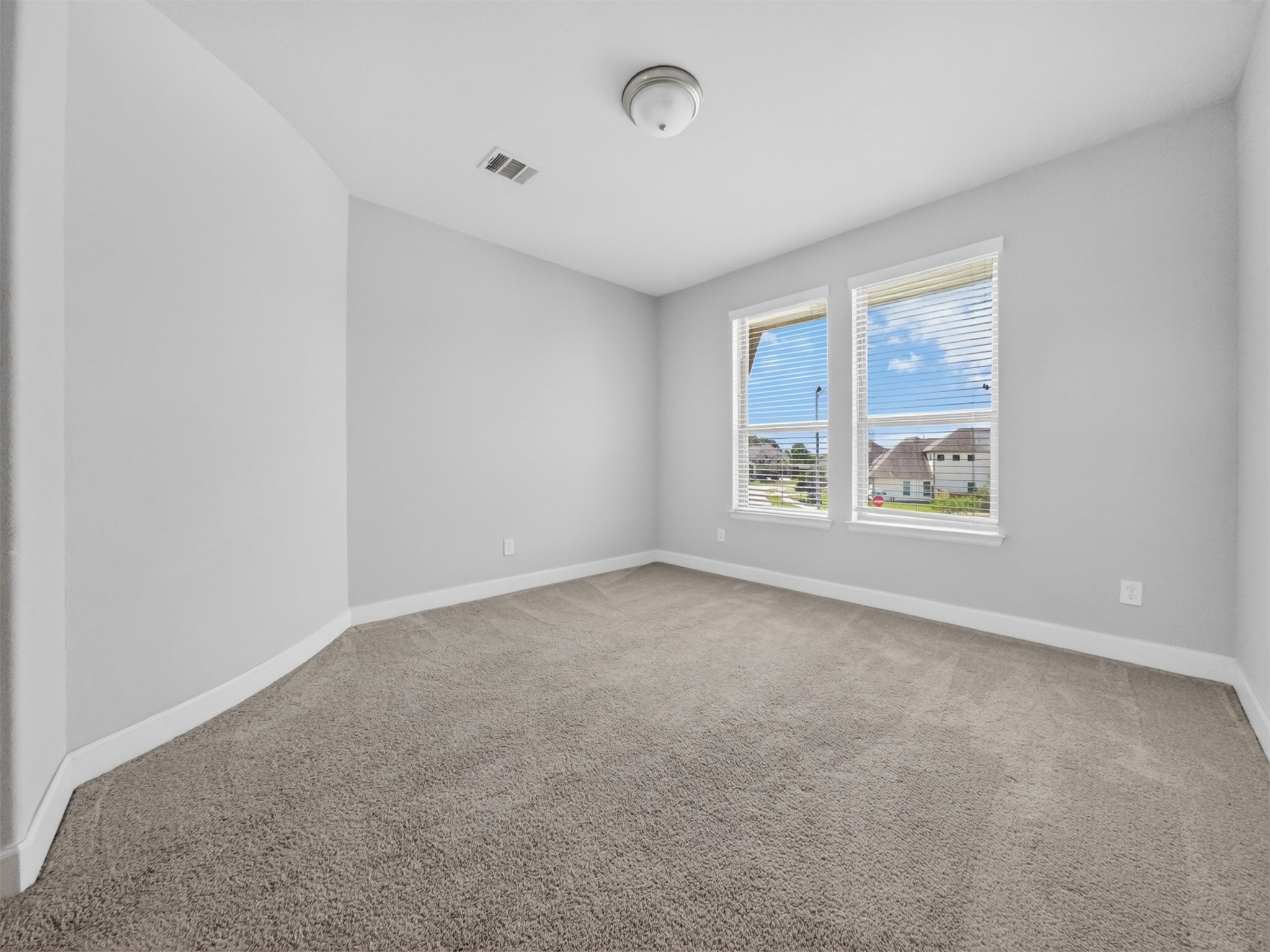 4343 Martin Ridge Drive Manvel, TX 77578 - Photo 31 of 50 an empty room with windows and closet