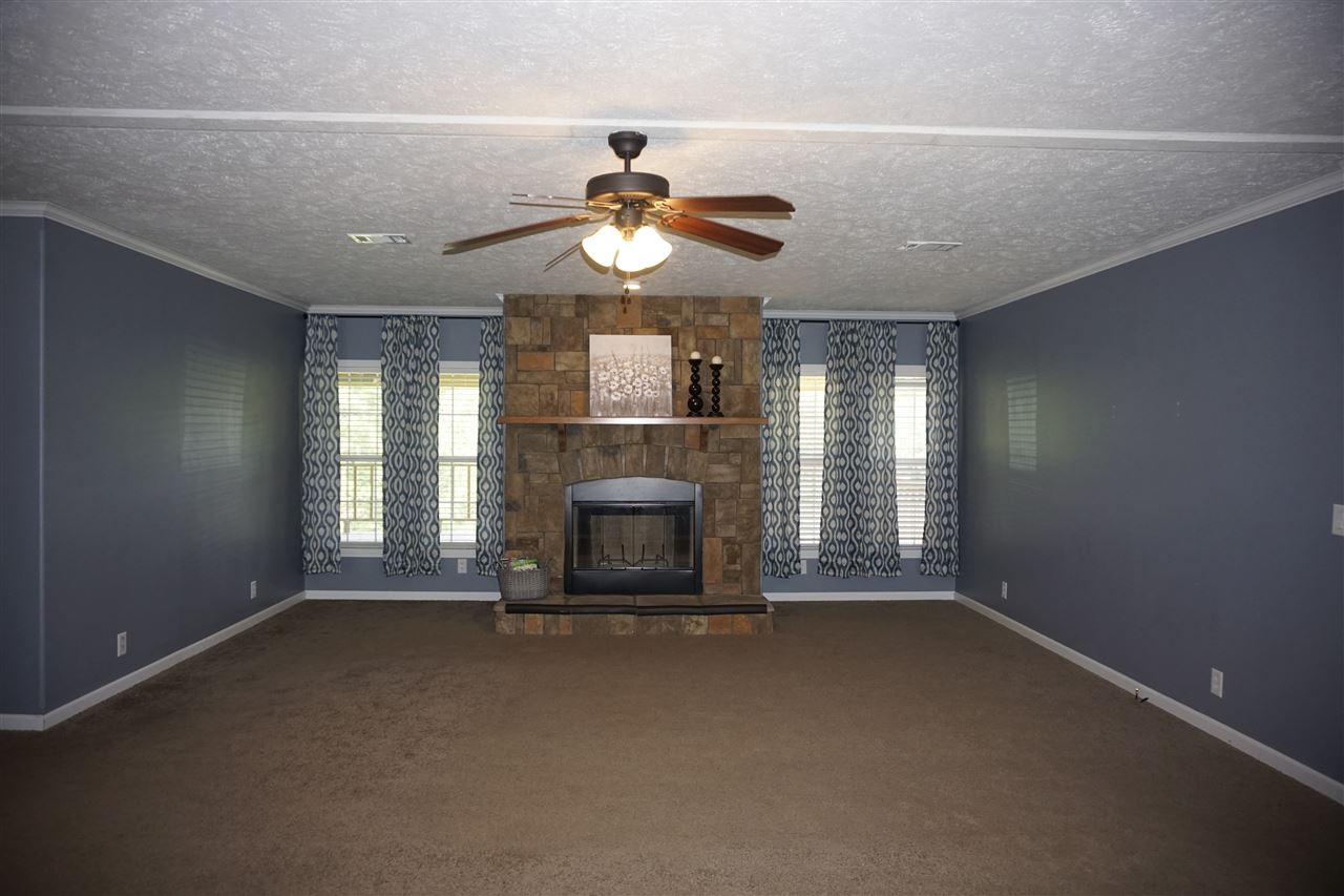 1601 Cooper Road Carthage, MS 39051 - Photo 4 of 49 Living Room
