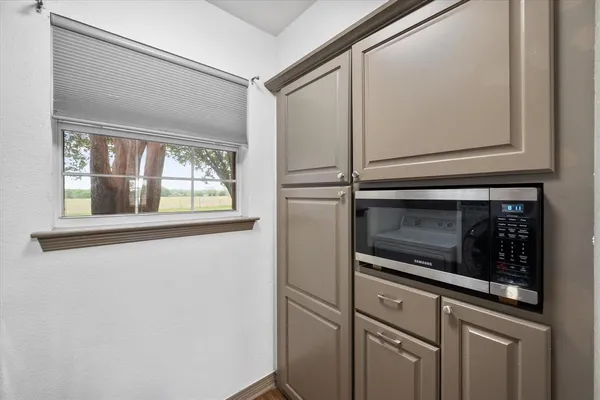$315,000 | 906 South Ward Street, Italy, TX 76651
