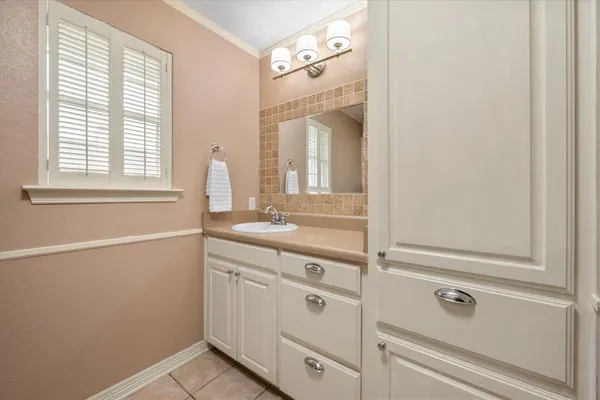 $315,000 | 906 South Ward Street, Italy, TX 76651