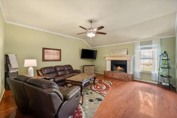 $315,000 | 906 South Ward Street, Italy, TX 76651