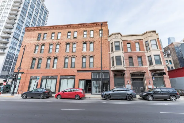 $2,400 | 166 West Grand Avenue, Unit 3B, Chicago, IL 60654