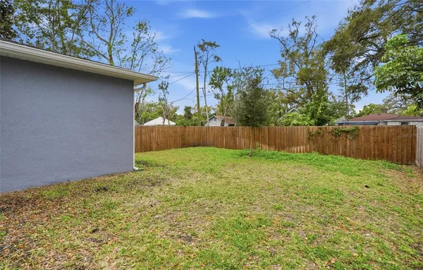a view of a backyard