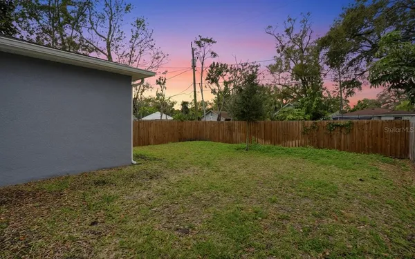 a view of a backyard