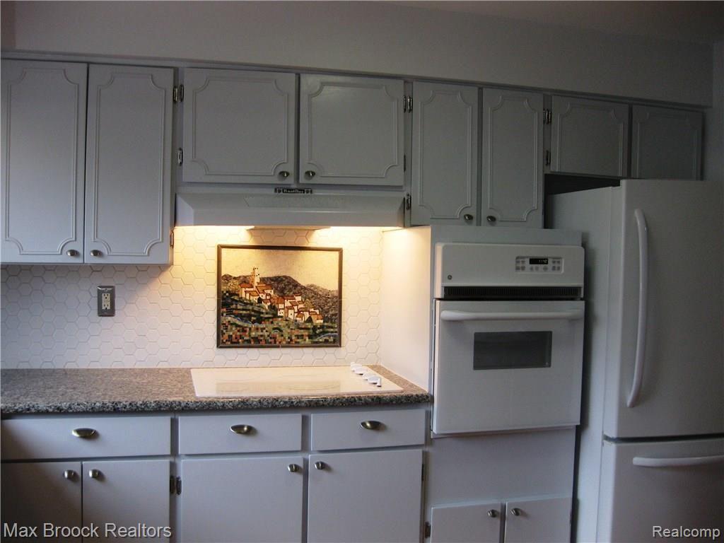 4113 Telegraph Road, Unit 122 Bloomfield Hills, MI 48302 - Photo 43 of 51 Mosaic Mural.jpg
