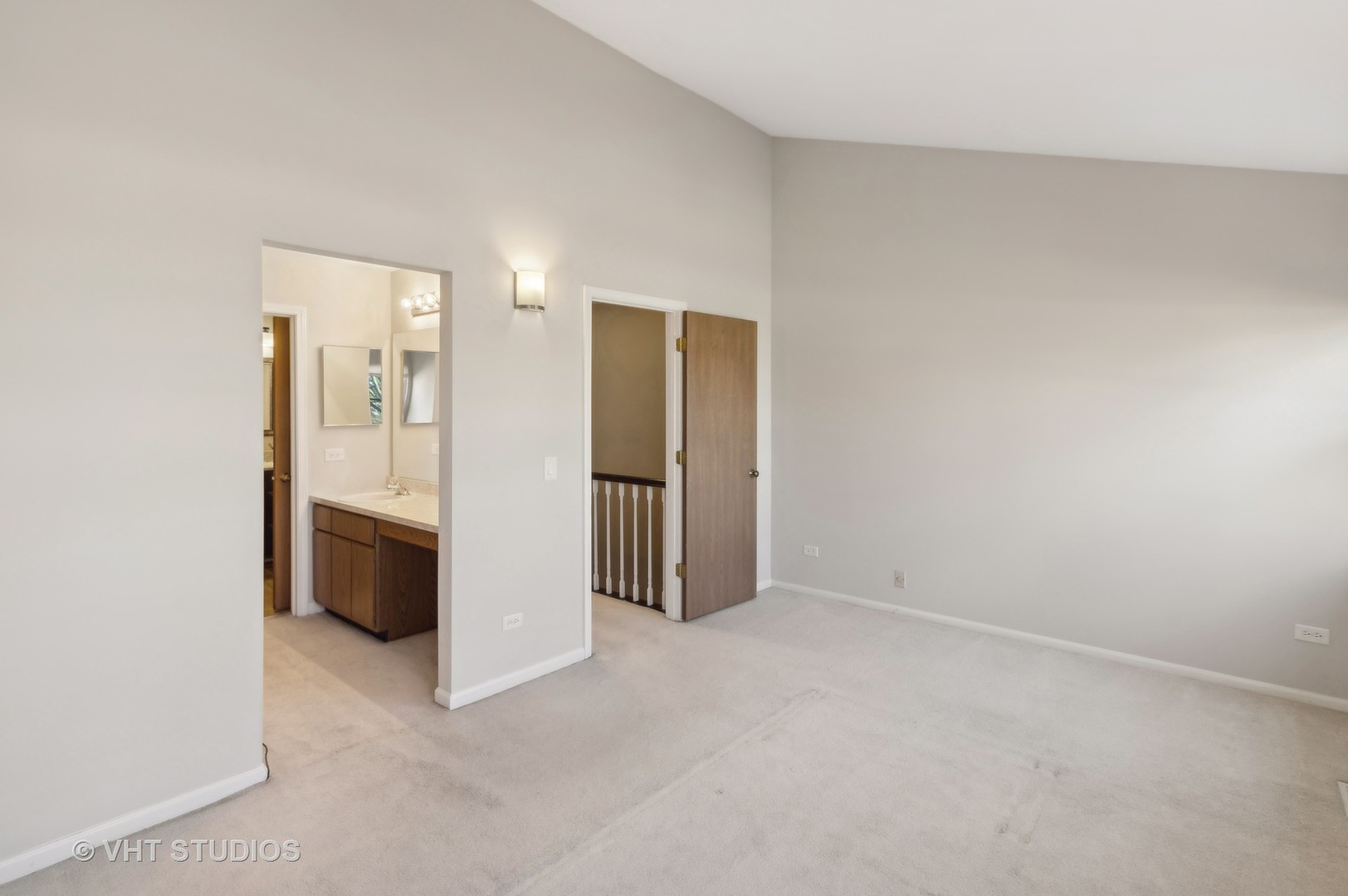 909 Ridgefield Lane Wheeling, IL 60090 - Photo 13 of 20 an empty room with a bathroom