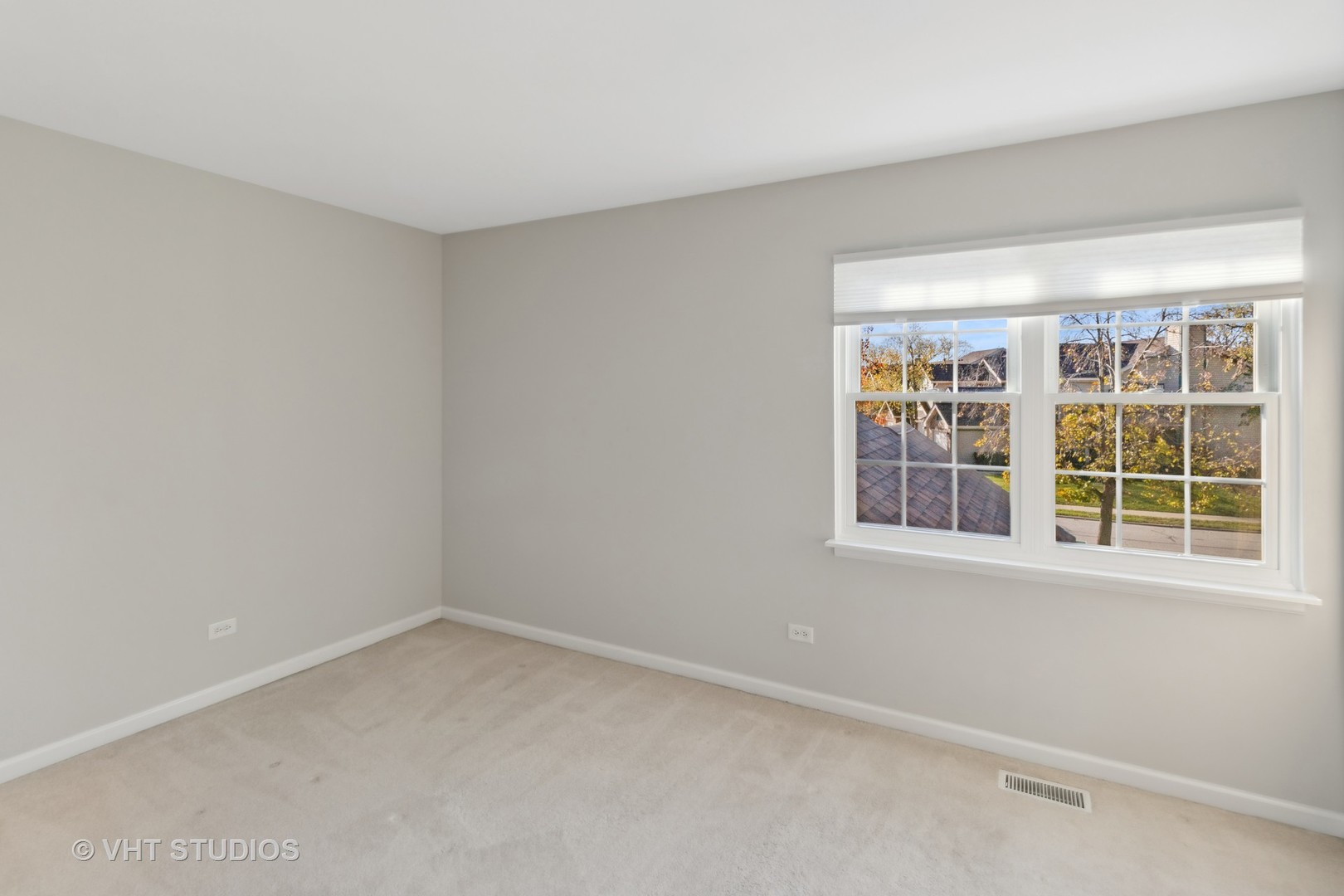 909 Ridgefield Lane Wheeling, IL 60090 - Photo 17 of 20 an empty room with a window