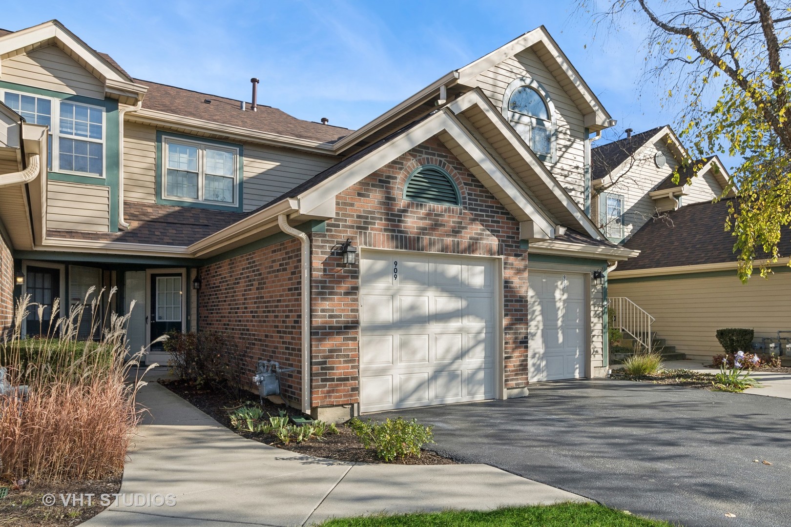 909 Ridgefield Lane Wheeling, IL 60090 - Photo 2 of 20 a view of a house with a street