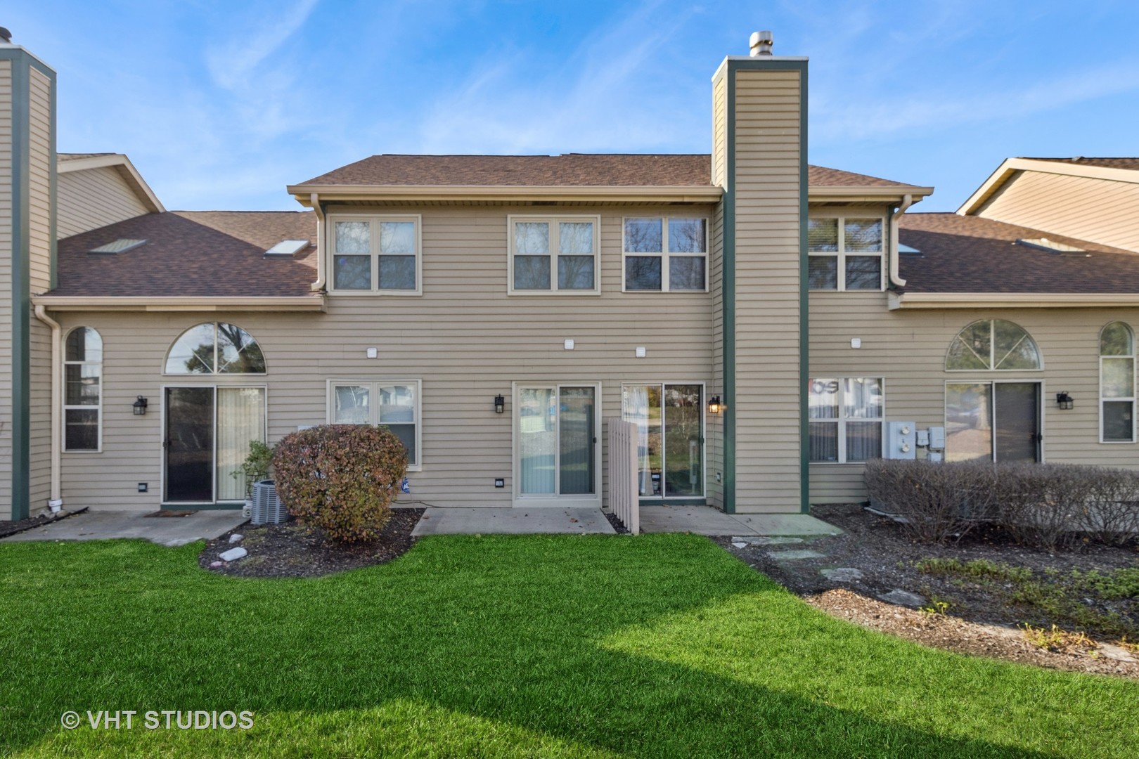 909 Ridgefield Lane Wheeling, IL 60090 - Photo 3 of 20 a front view of a house with a garden