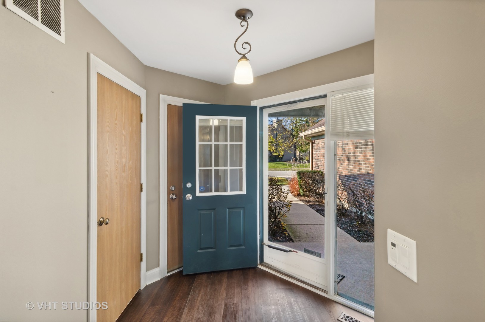 909 Ridgefield Lane Wheeling, IL 60090 - Photo 4 of 20 a view of a livingroom with wooden floor and a window