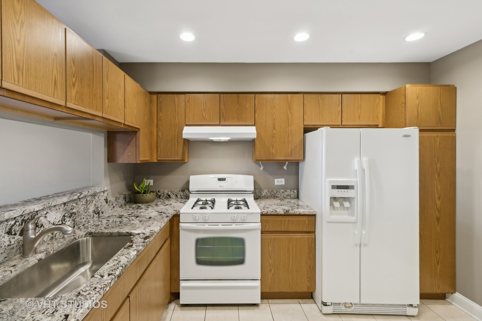 909 Ridgefield Lane Wheeling, IL 60090 - Photo 9 of 20 a kitchen with a white stove and refrigerator