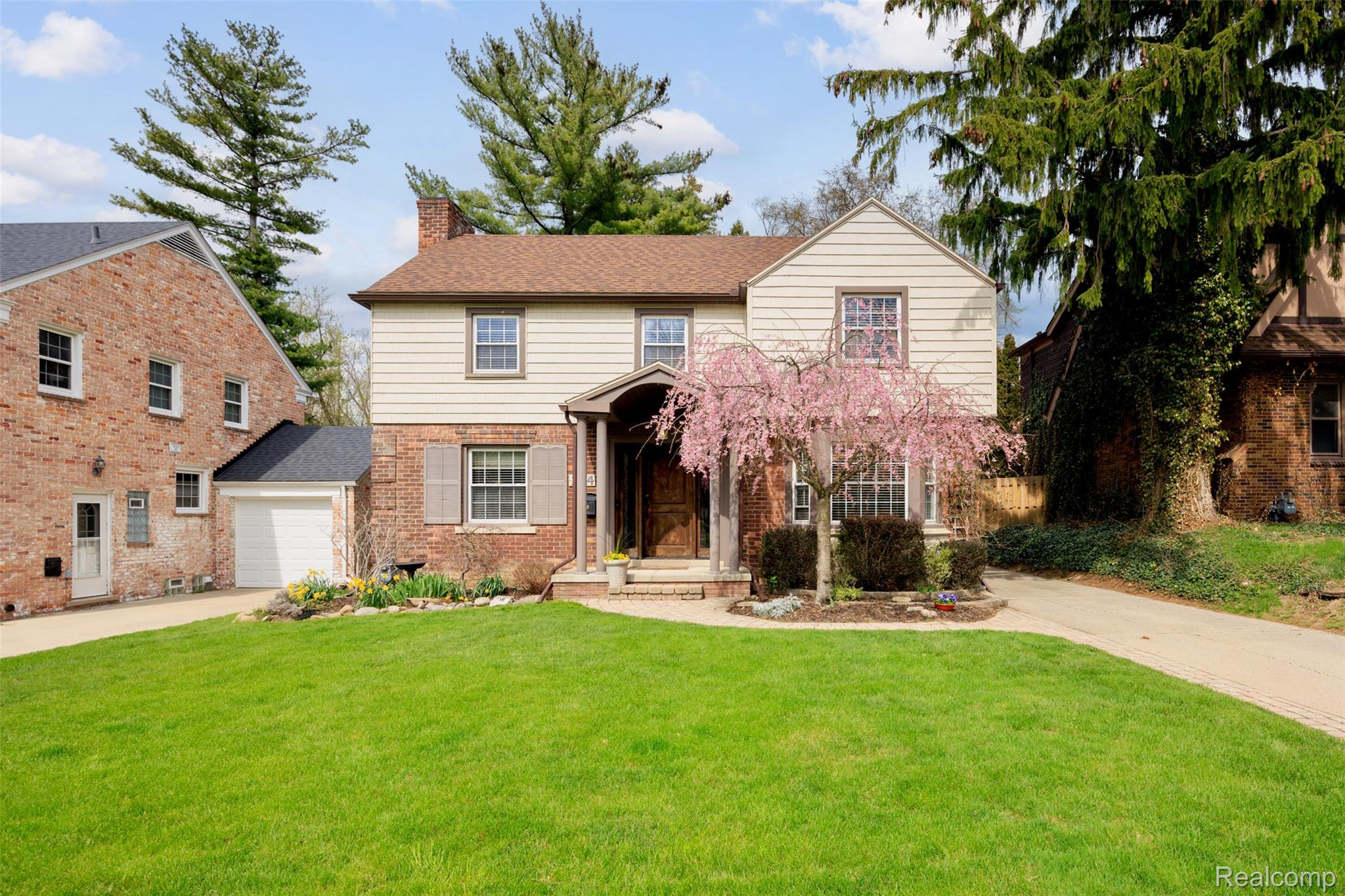 244 Kerby Road Grosse Pointe, MI 48236 - Photo 5 of 53 This photo has been digitally enhanced.