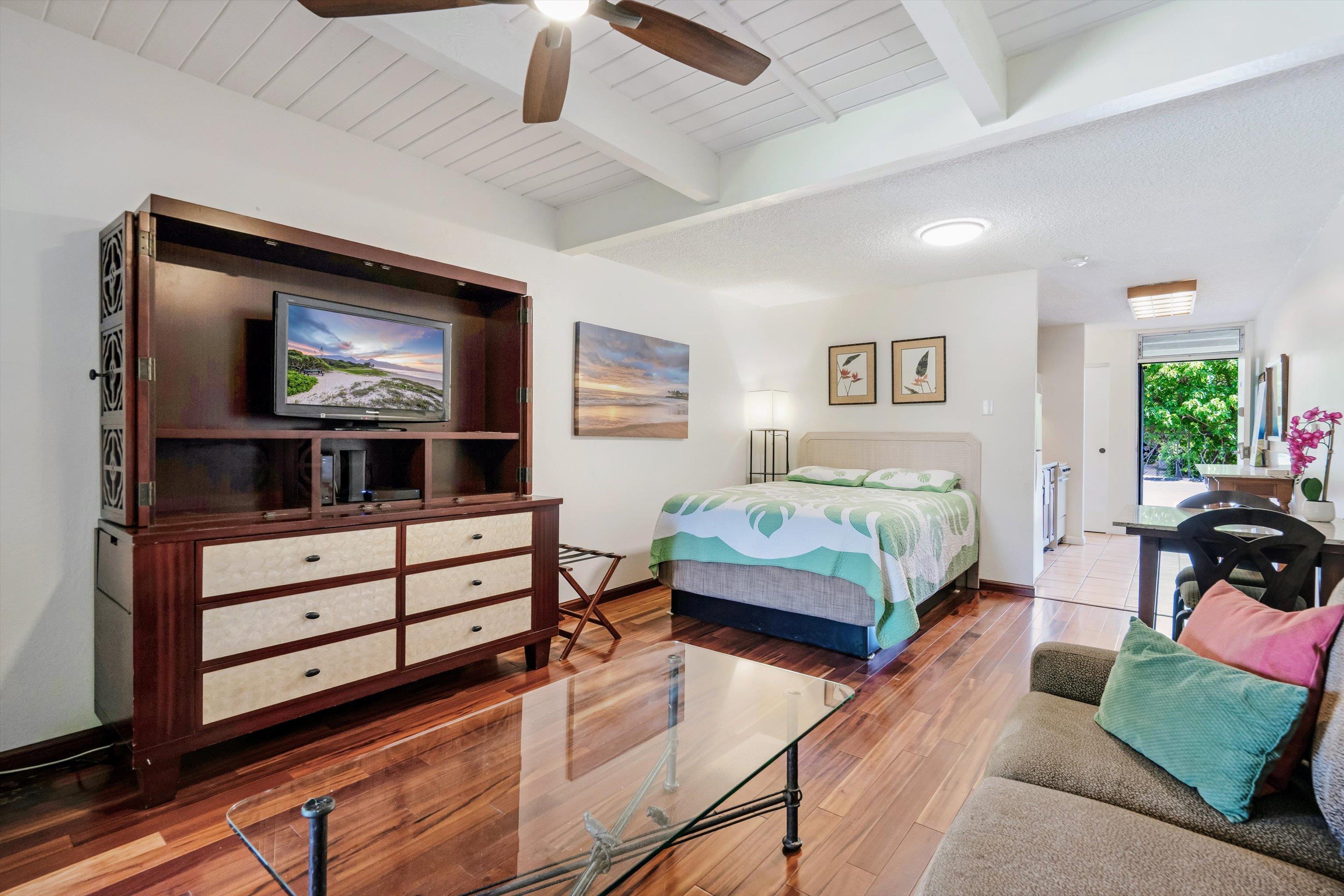 715 South Kihei Road, Unit B 120 Kihei, HI 96753 - Photo 13 of 36 a bedroom with furniture and a flat screen tv