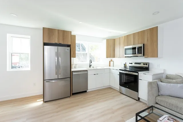 $2,000 | 7 Kenoza Avenue, Unit 301, Haverhill, MA 01830