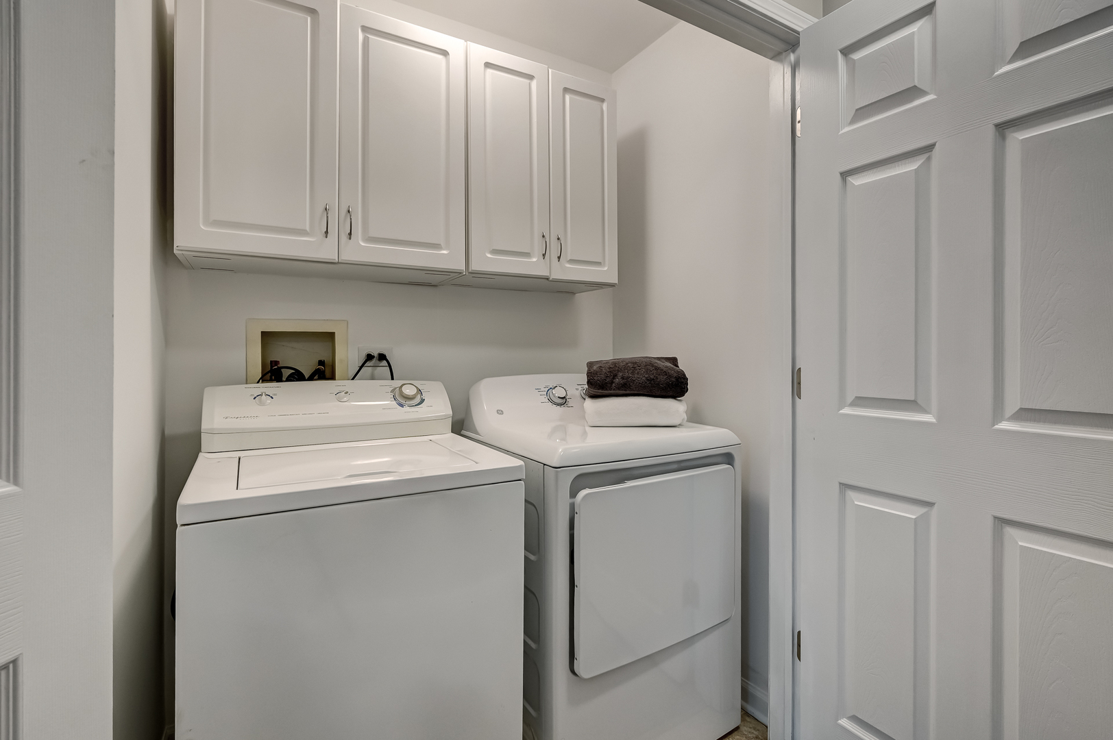 118 Enclave Circle, Unit C Bolingbrook, IL 60440 - Photo 19 of 27 a utility room with dryer and washer