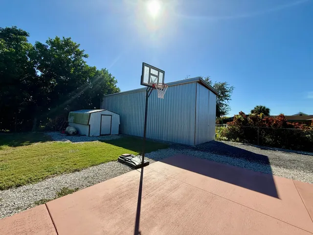 a view of a back yard