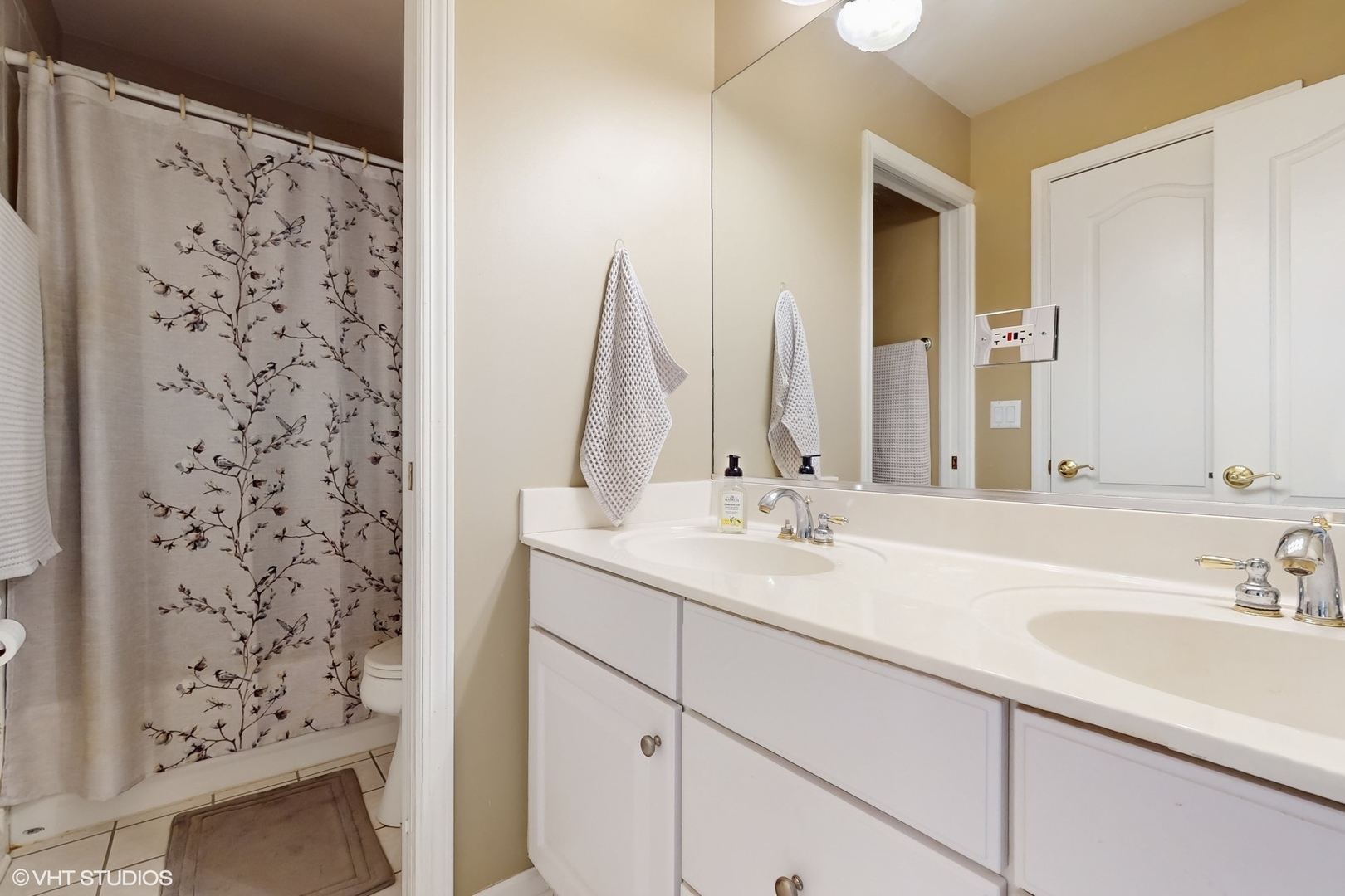 3432 Redwing Drive Naperville, IL 60564 - Photo 32 of 46 a bathroom with a sink and a mirror