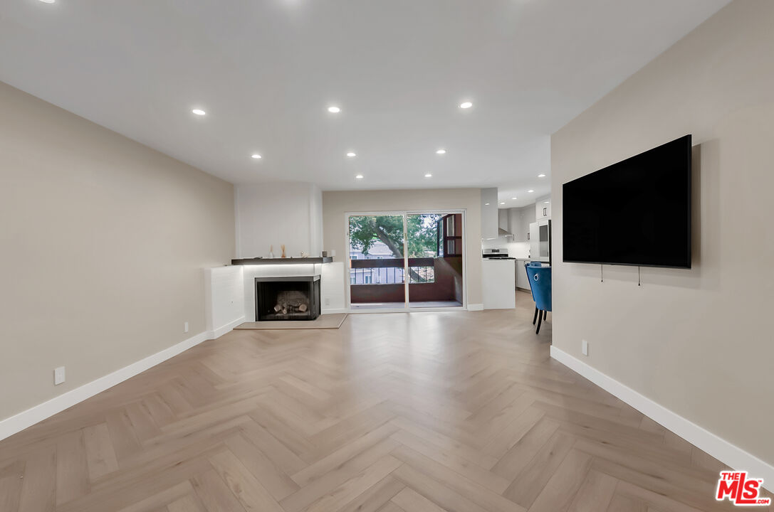 2121 Scott Road, Unit 206 Burbank, CA 91504 - Photo 5 of 39 Gallery Image 5