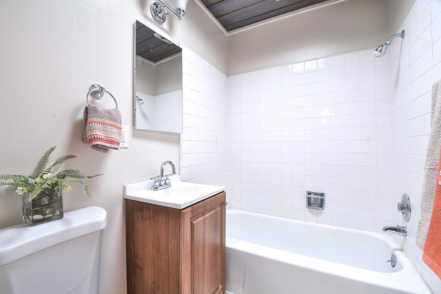 834 Constitution Drive Foster City, CA 94404 - Photo 25 of 34 a bathroom with a sink and a bathtub