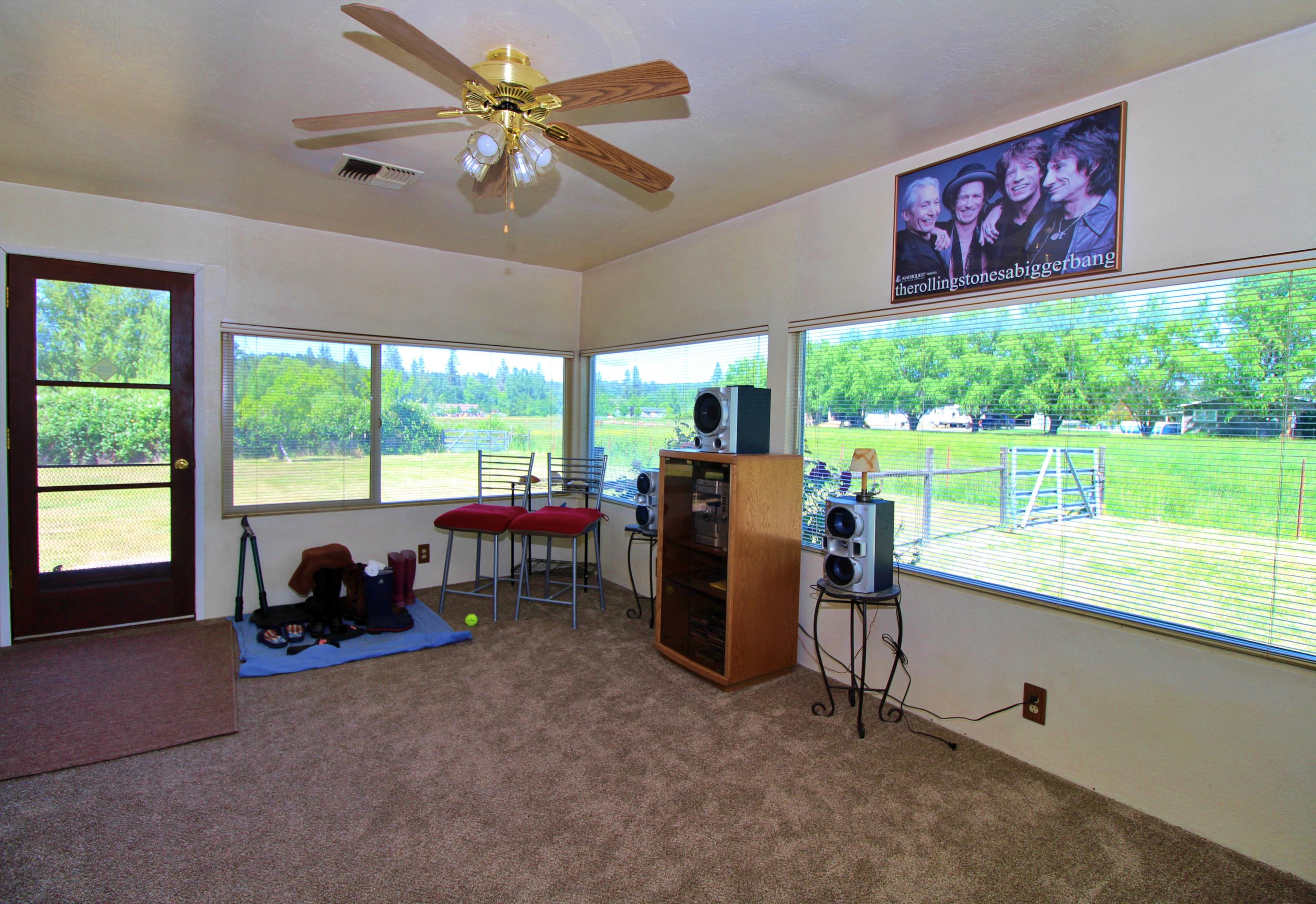 4888 Jerome Prairie Road Grants Pass, OR 97527 - Photo 15 of 35 Family room