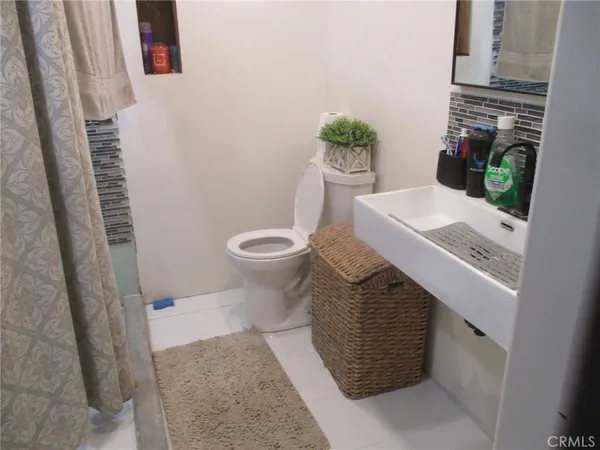 a picture of a bathroom