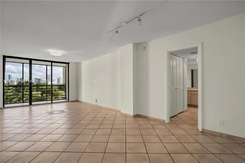 $289,000 | 20500 West Country Club Drive, Unit 607, Aventura, FL 33180