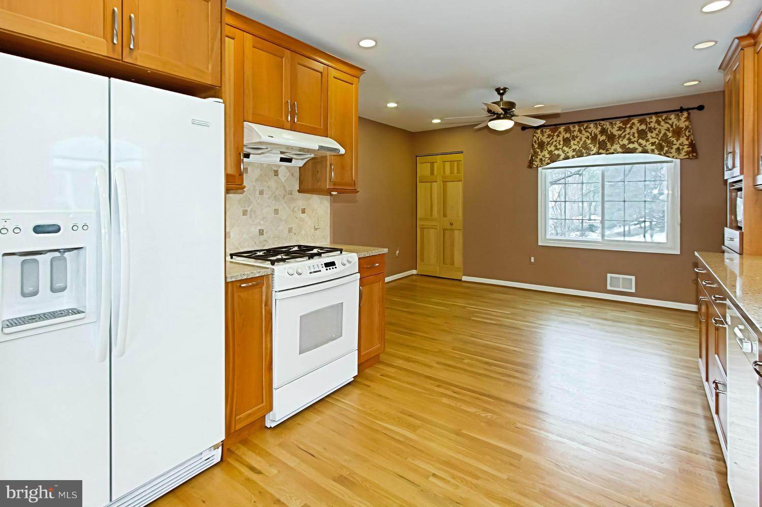 8006 Springfield Village Drive Springfield, VA 22152 - Photo 11 of 30 Kitchen