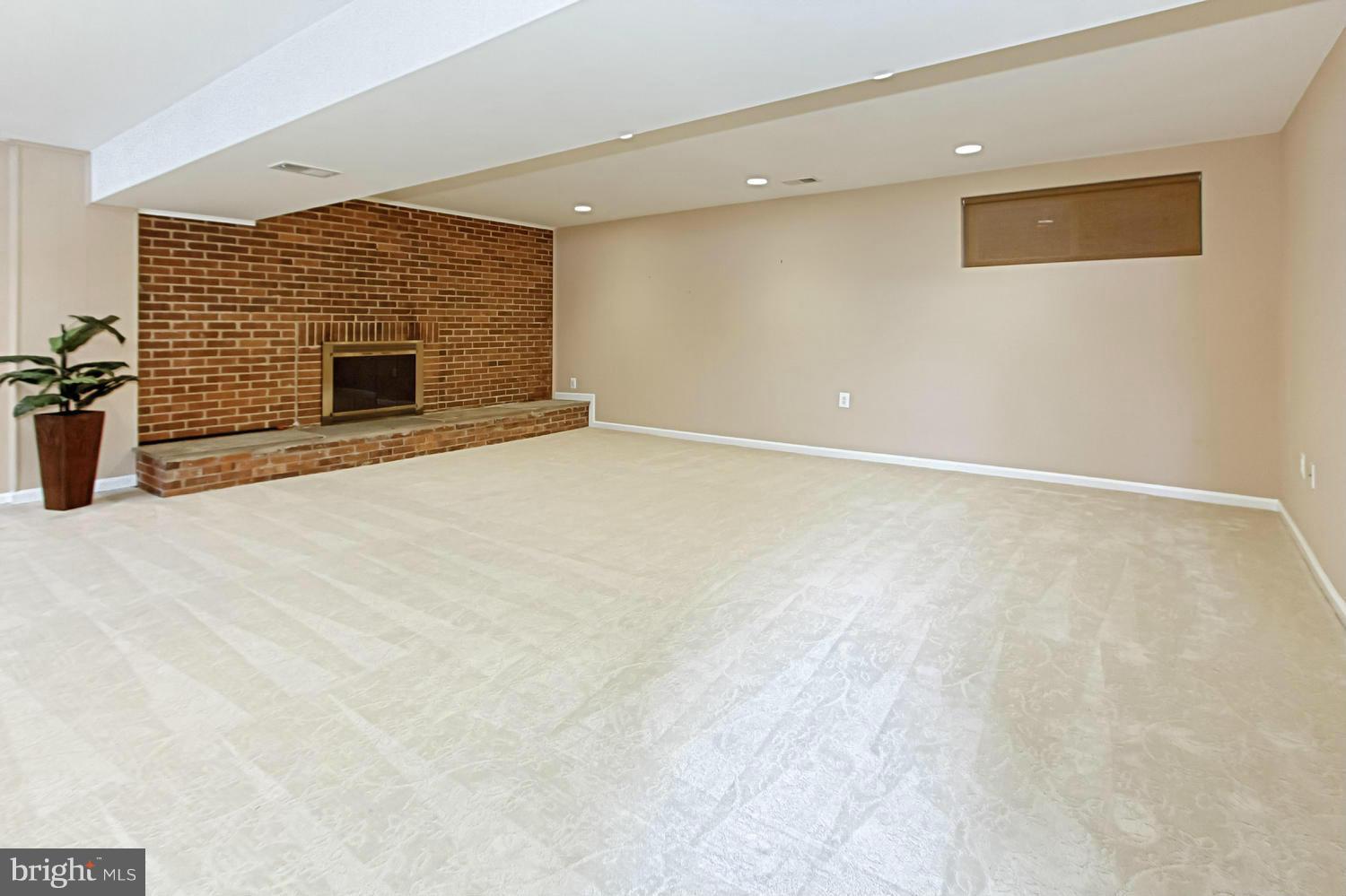 8006 Springfield Village Drive Springfield, VA 22152 - Photo 20 of 30 Family Room