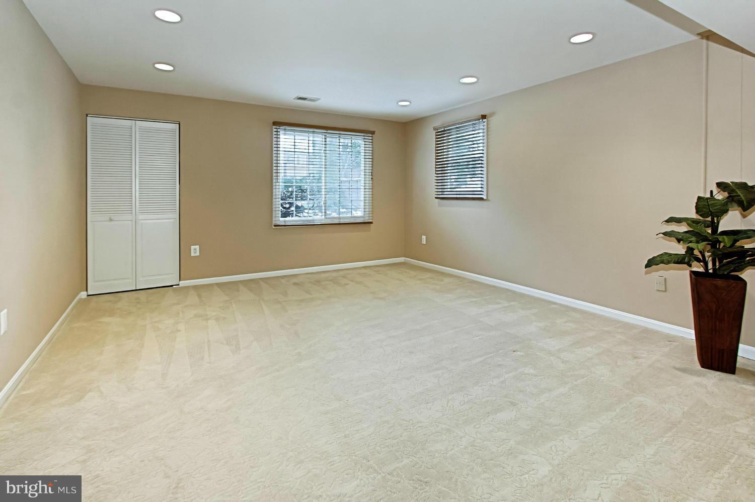 8006 Springfield Village Drive Springfield, VA 22152 - Photo 22 of 30 Family Room