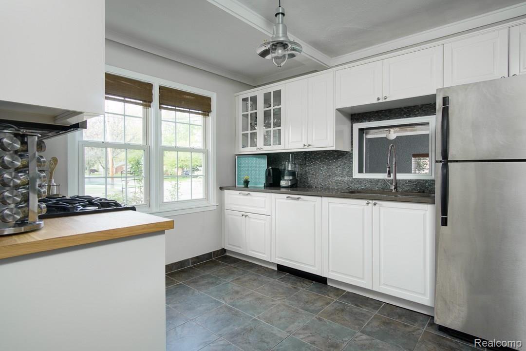2422 West Webster Road Royal Oak, MI 48073 - Photo 10 of 29 10.jpg