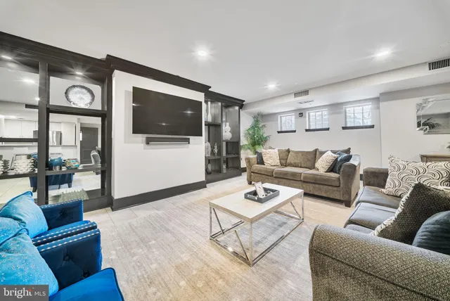 $320,000 | 555 Massachusetts Avenue Northwest, Unit 1414, Washington, DC 20001