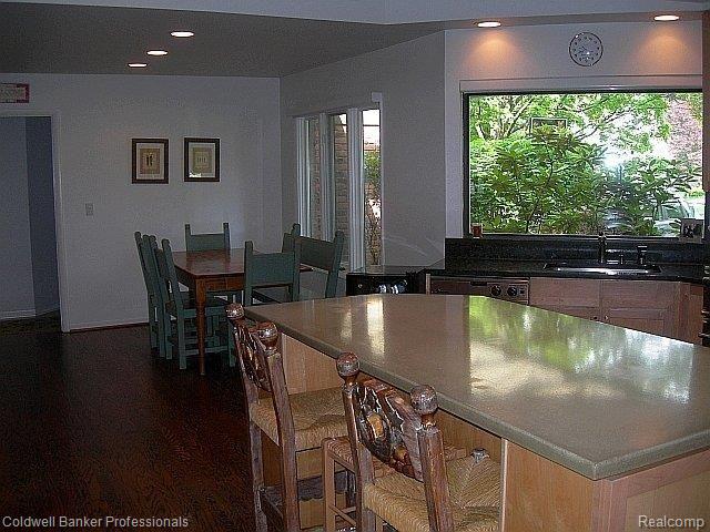 4595 Pickering Road Bloomfield Hills, MI 48301 - Photo 3 of 24 Island and Eat at Bar Kitchen