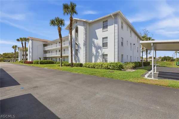 $1,900 | 9580 Victoria Lane, Unit A102, Naples, FL 34109
