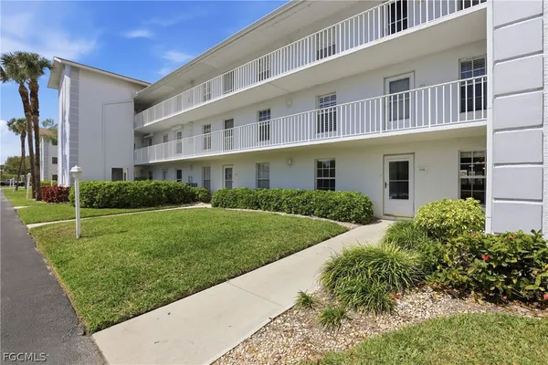 $1,900 | 9580 Victoria Lane, Unit A102, Naples, FL 34109