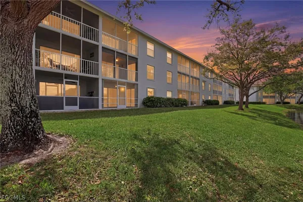 $1,900 | 9580 Victoria Lane, Unit A102, Naples, FL 34109