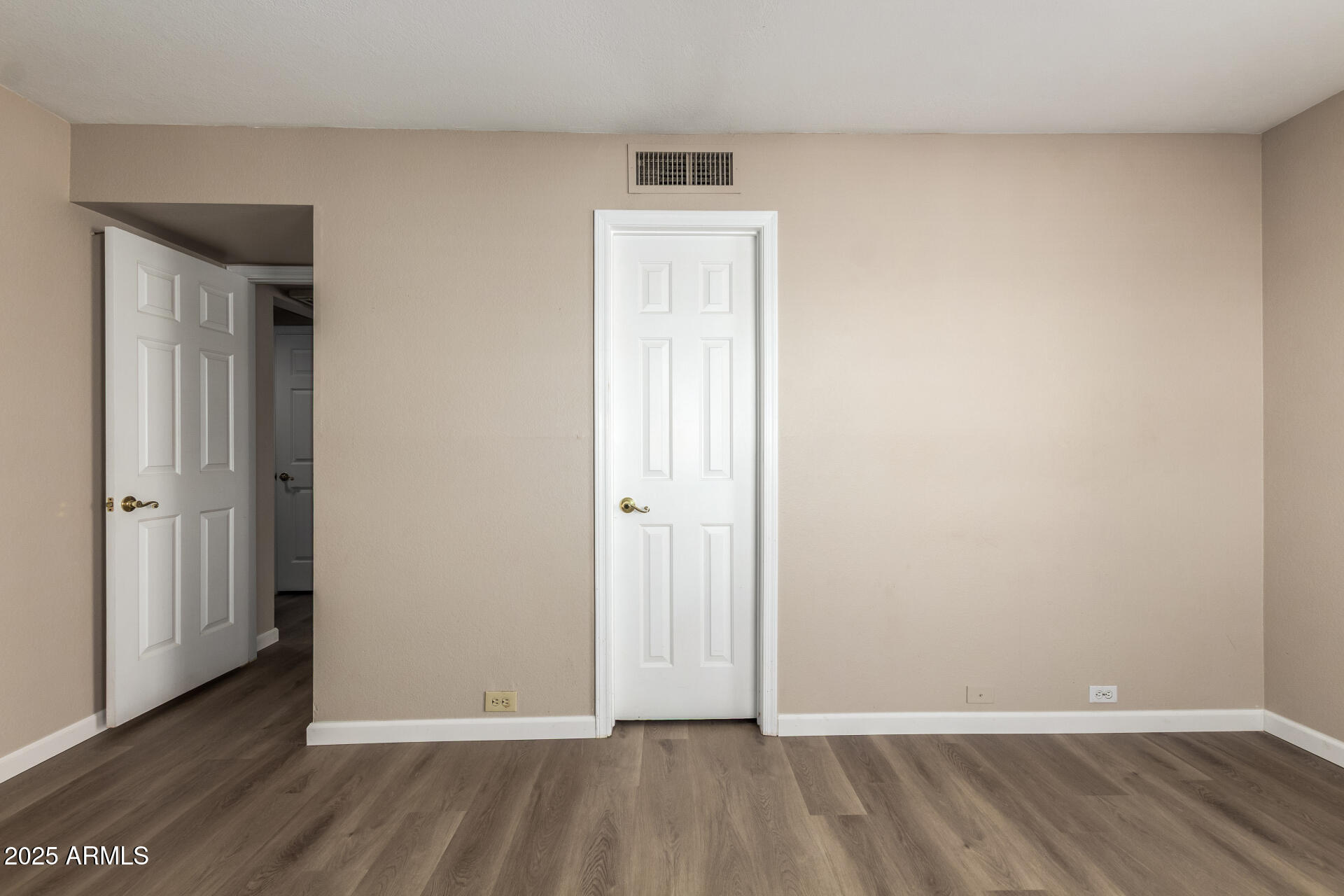 10410 North Cave Creek Road, Unit 1011 Phoenix, AZ 85020 - Photo 30 of 41 an empty room with wooden floor and windows