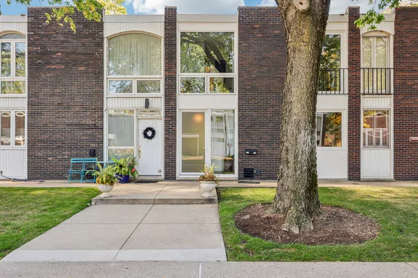 $13,500 | 1319 North Sandburg Terrace, Chicago, IL 60610