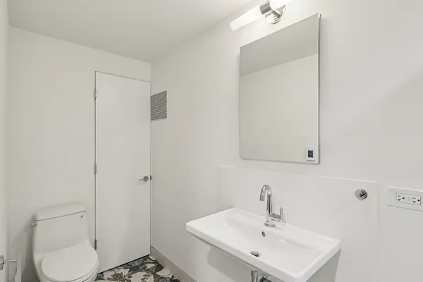 $13,500 | 1319 North Sandburg Terrace, Chicago, IL 60610